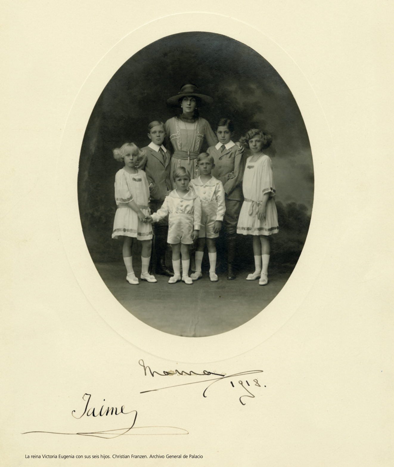 La reina Victoria Eugenia con sus seis hijos. Christian Franzen. Archivo General de Palacio